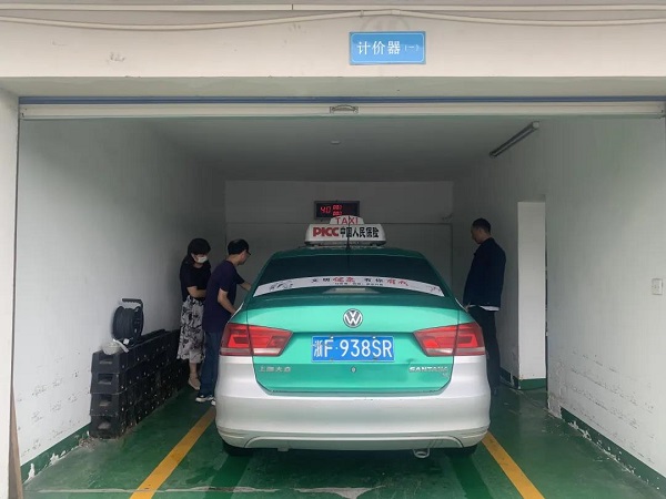 浙江海盐开展出租车计价器"体检"