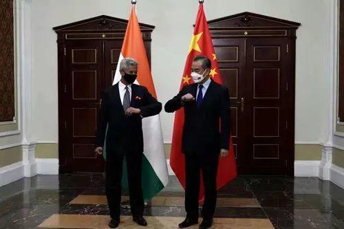 当地时间2021年9月16日，国务委员兼外长王毅在杜尚别应约会见印度外长苏杰生。（图源：外交部网站）