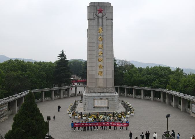 9月28日,中国一冶宏泰越秀项目管理人员集体前往襄阳市革命烈士塔举行