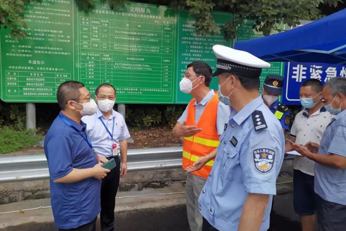同安区纪委监委机动巡察组干部到后垵高速出入口实地了解道路设卡落实情况?