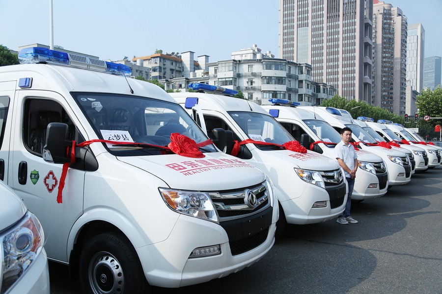 东风公司向十堰公安捐赠200万元关爱基金30辆东风母亲健康快车在武汉