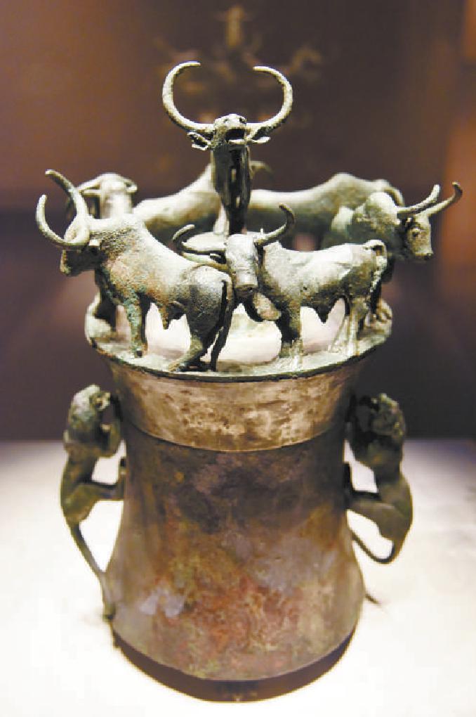 西汉时期古滇国七牛虎耳青铜贮贝器,1955年云南晋宁石寨山出土.