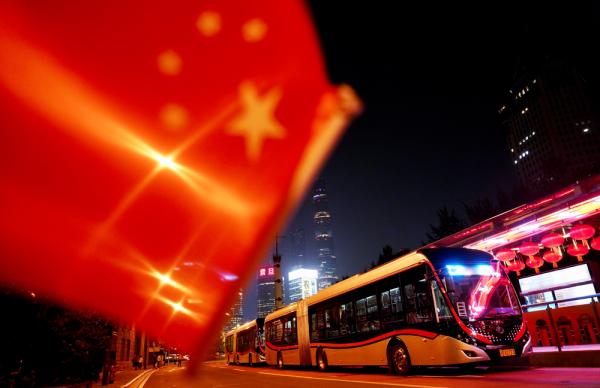 满目中国红上海71路外滩终点站点亮100个大红灯笼为祖国庆生