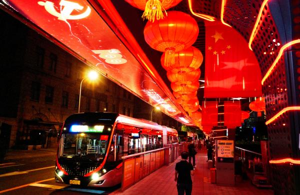 满目中国红上海71路外滩终点站点亮100个大红灯笼为祖国庆生