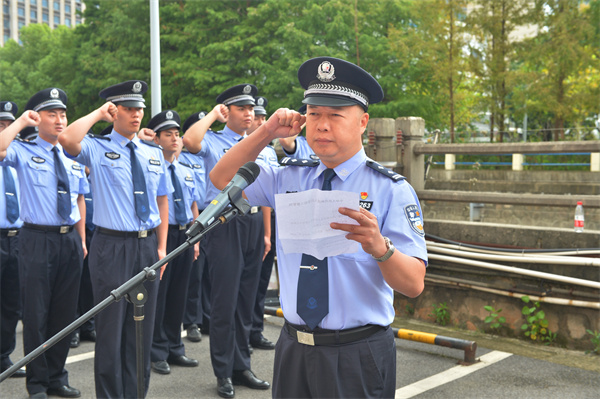 图说:郑宏带领民警重温入警誓词.普陀公安分局 供图(下同)