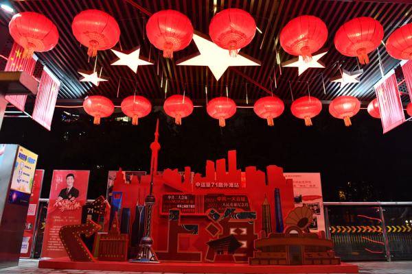 满目中国红上海71路外滩终点站点亮100个大红灯笼为祖国庆生