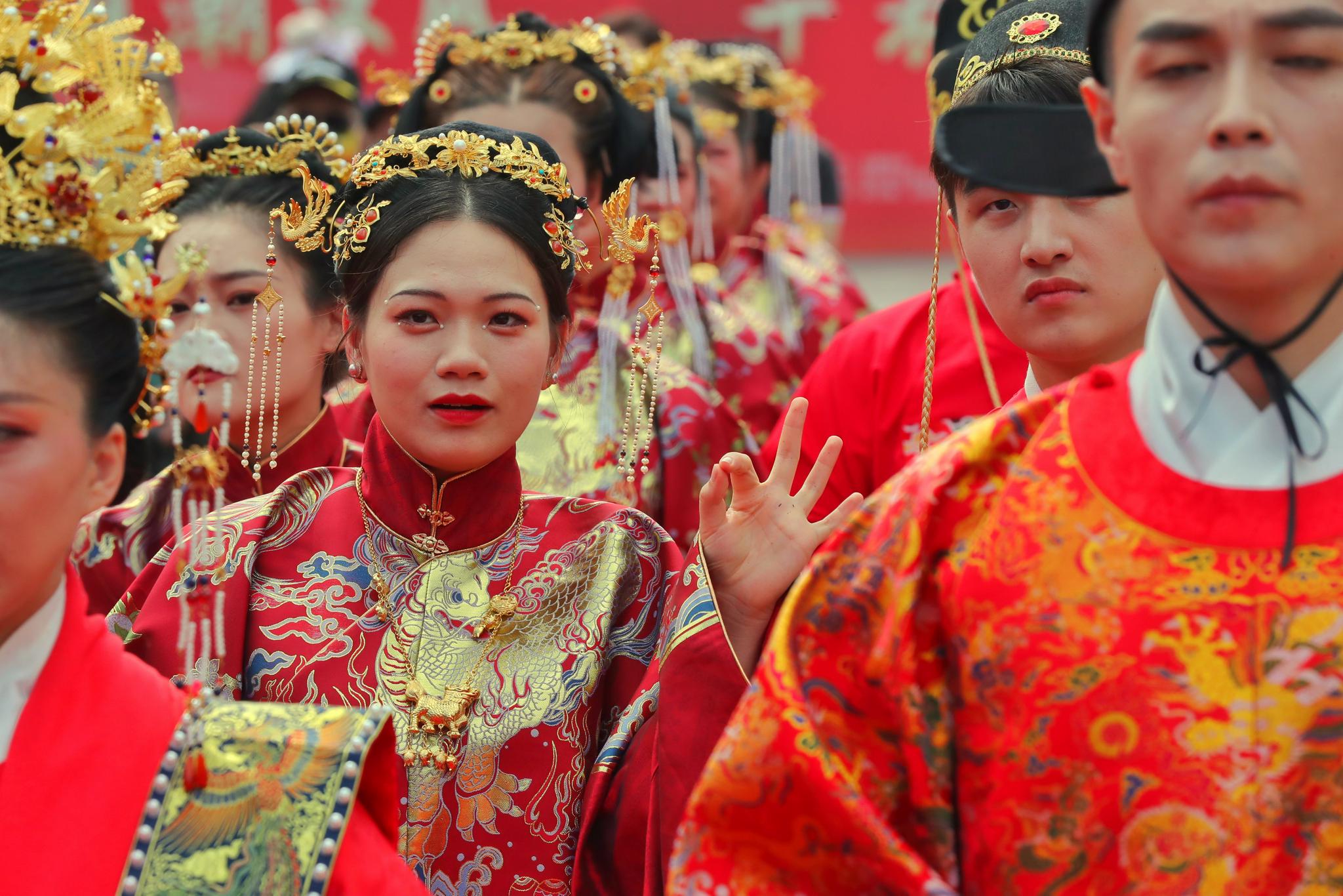 9月29日,新人们参加中式传统集体婚礼. (中国日报记者 姜东 摄)