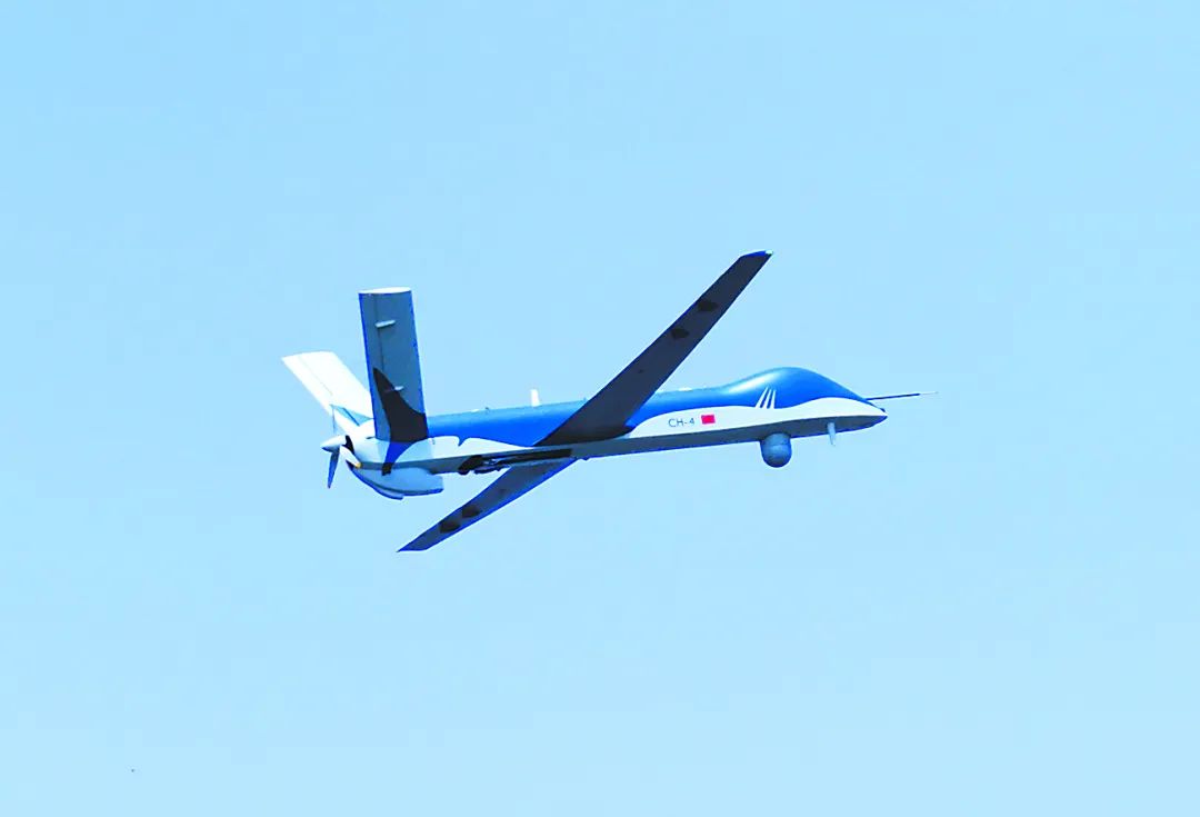 彩虹-4无人机进行飞行表演.解放军报记者 栾 铖摄