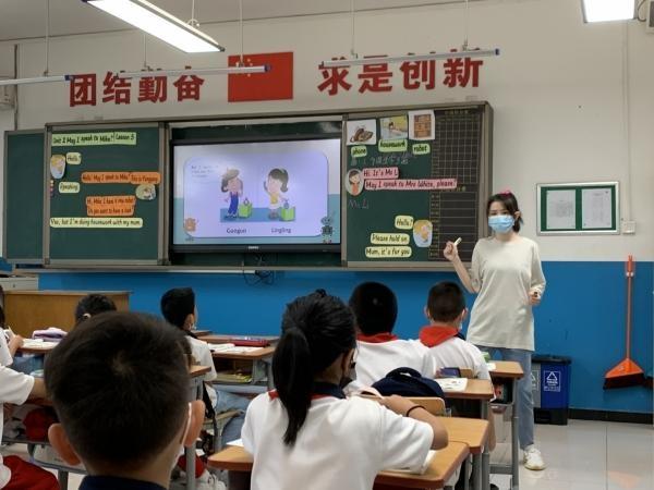 聚焦青年教师队伍建设关注课堂教学能力提升进校英语教研员到兴海学校