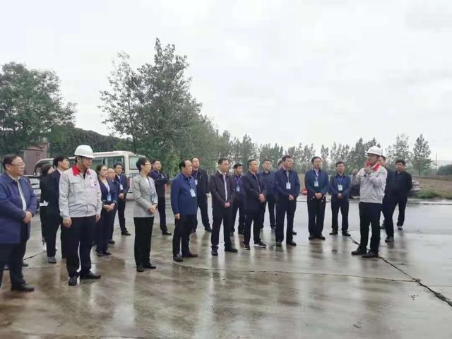 副主任师香丽带领部分县人大代表视察我县"三箭齐发"项目,副县长