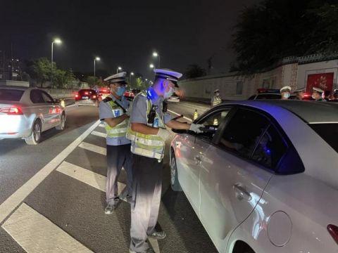 警探号丨酒驾司机遇到夜查民警调头想跑 没出几米就被拦停|司机_新浪