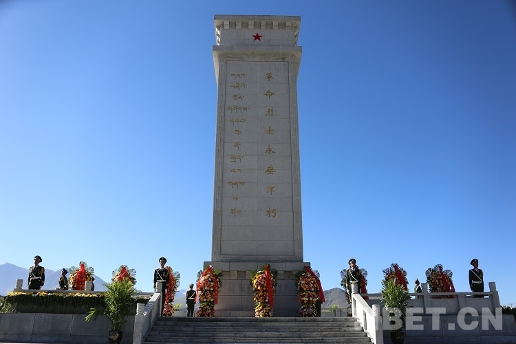 上午,西藏自治区拉萨市烈士陵园内庄严肃穆,数千名西藏各族各界代表