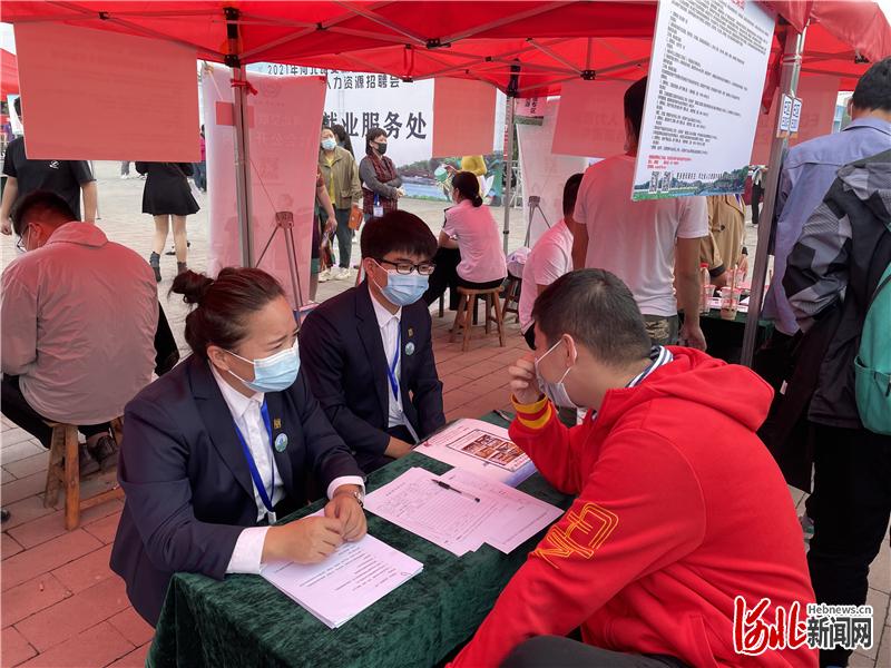 图为招聘会现场，用人单位和求职者之间在交流。  记者魏雨摄