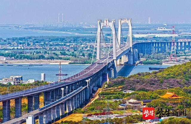 连淮扬镇铁路上列车跨越长江 崔永兴摄
