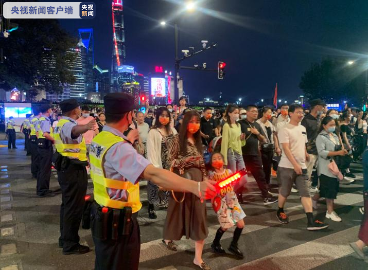 国庆假期首日 上海南京路外滩景区迎来大客流