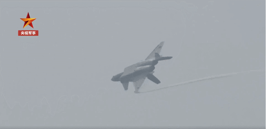 歼-20 在第十三届中国航展上飞行表演摄影/陈家珩