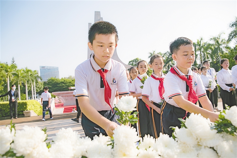 在海口市金牛岭烈士陵园,少先队员代表为先烈献花.