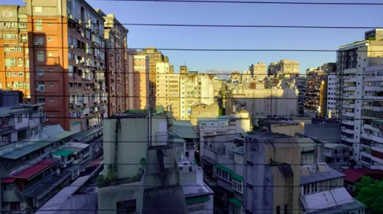 黄秋生9月初在脸书晒出的从防疫旅馆房间往外看的风景照。图自台媒