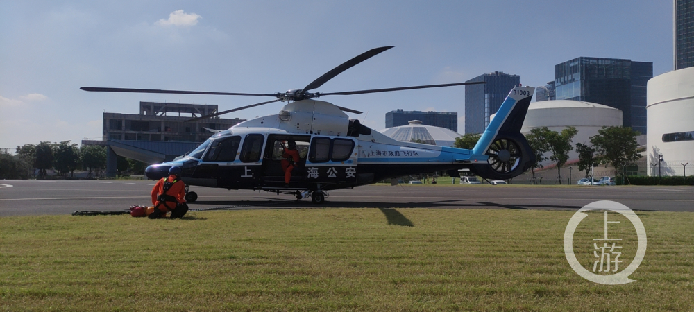 上海直升机国庆节挂国旗巡飞 北外滩亲水平台首次对外开放|上海市_新