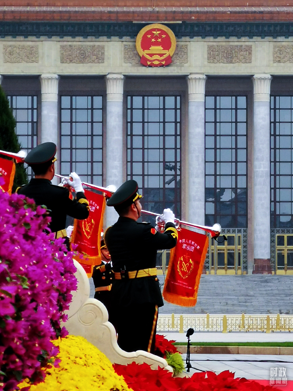 △军乐团小号手吹响《烈士纪念日号角》。(总台央视记者张晓鹏拍摄)