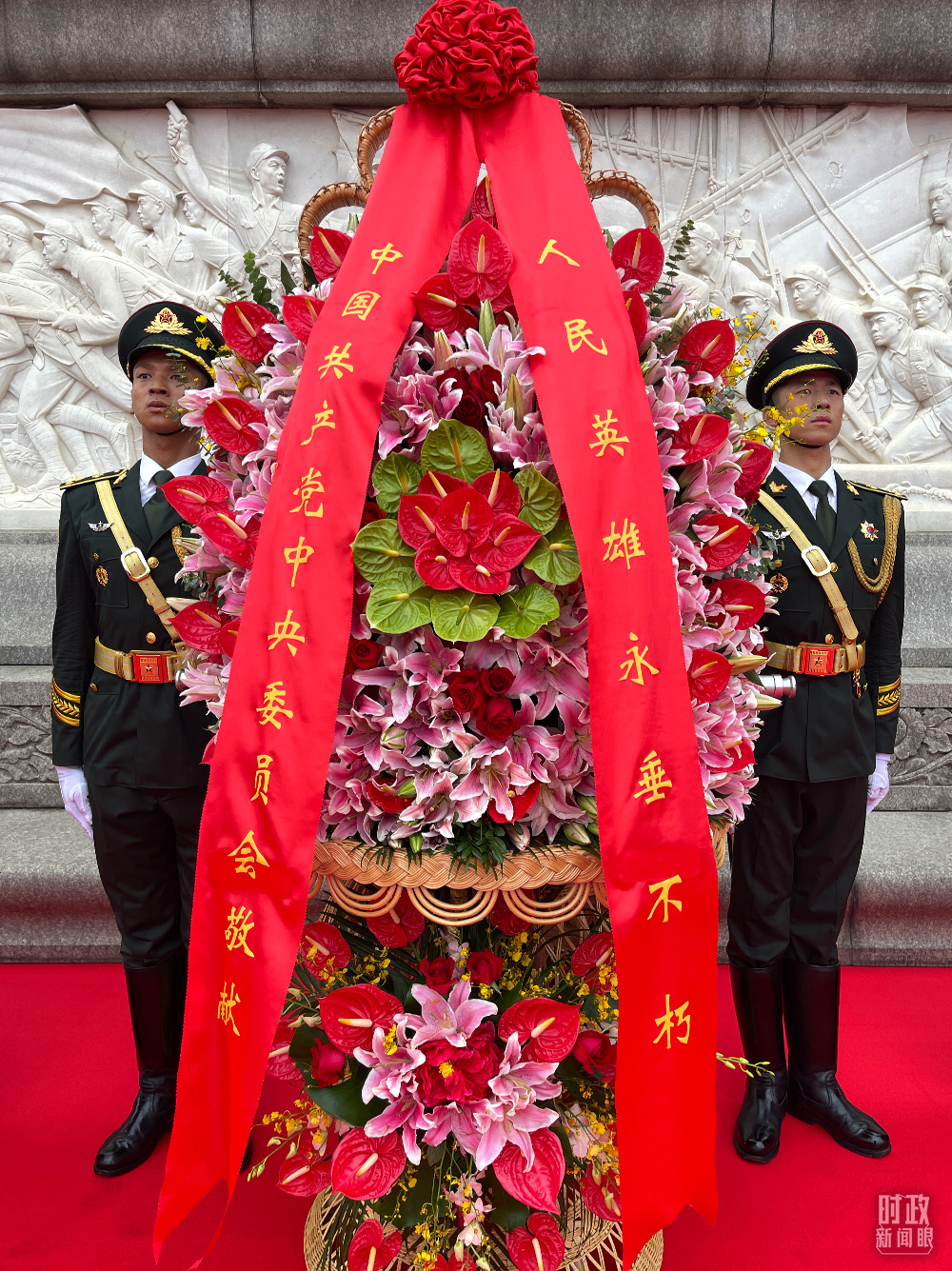 △习近平总书记整理缎带的就是这个花篮。(总台央视记者王威拍摄)