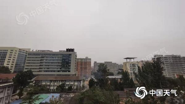 今晨，北京天空阴沉。