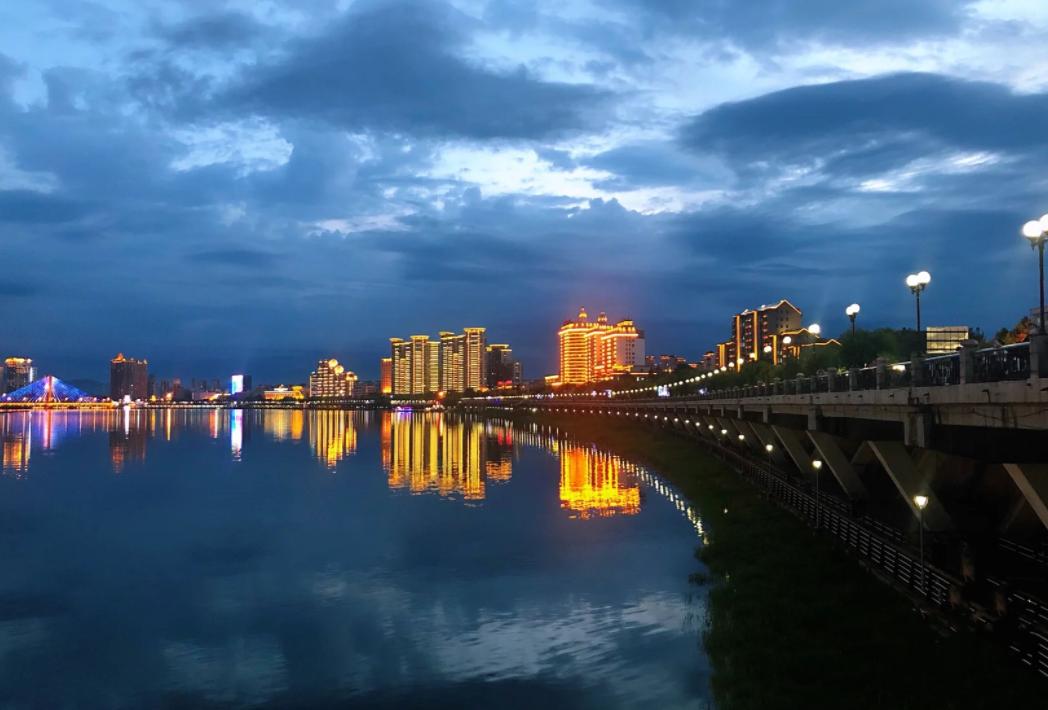 吉林市松花江畔的夜晚,灯光璀璨,松花江将城市风景分成两岸,仿佛走进