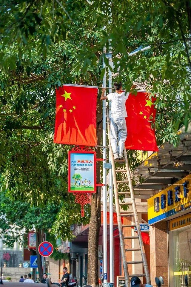 工作人员正悬挂国旗