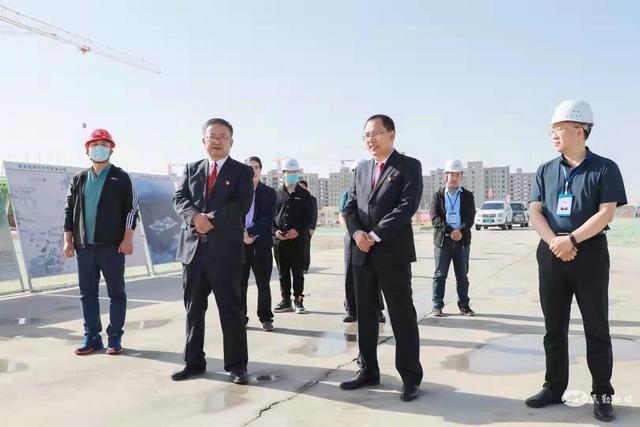 李万权 焦三牛走访慰问国庆期间坚守岗位的一线工作者