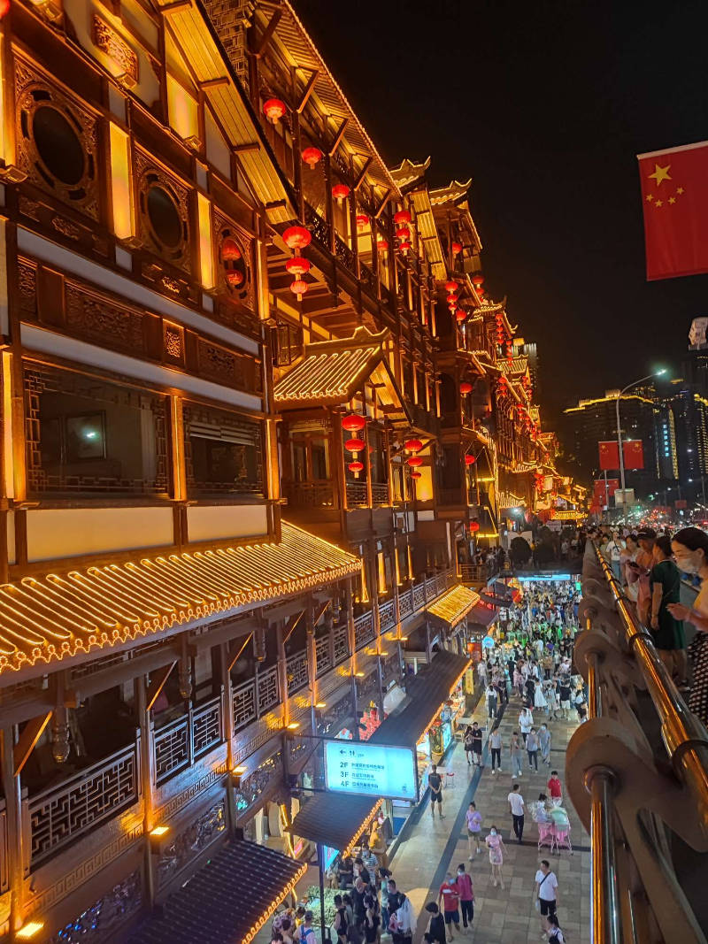 10月1日晚,在重庆洪崖洞拍摄.