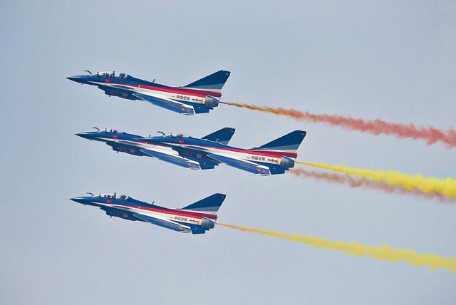 2021珠海航展6架歼10拉彩烟为祖国庆生