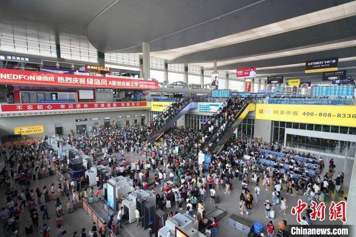 国庆假期首日铁路成都车站发送旅客46万人次创历史新高
