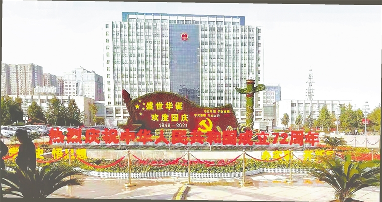 花团锦簇 衡水市人民广场前摆放的大型立体绿雕花坛。 河北日报记者 焦 磊摄