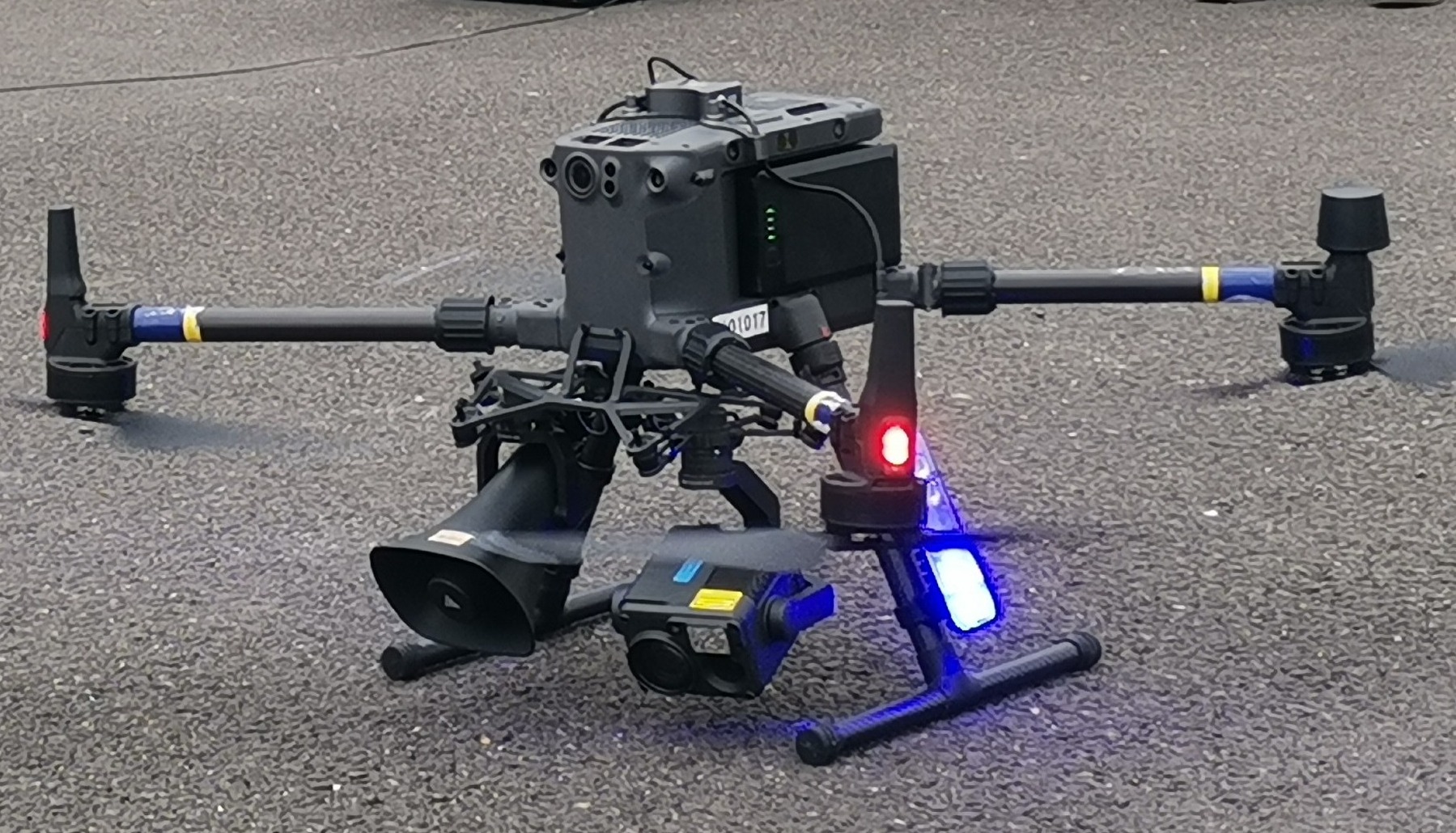 北京环球度假区周边启用警用无人机空中喊话引导交通