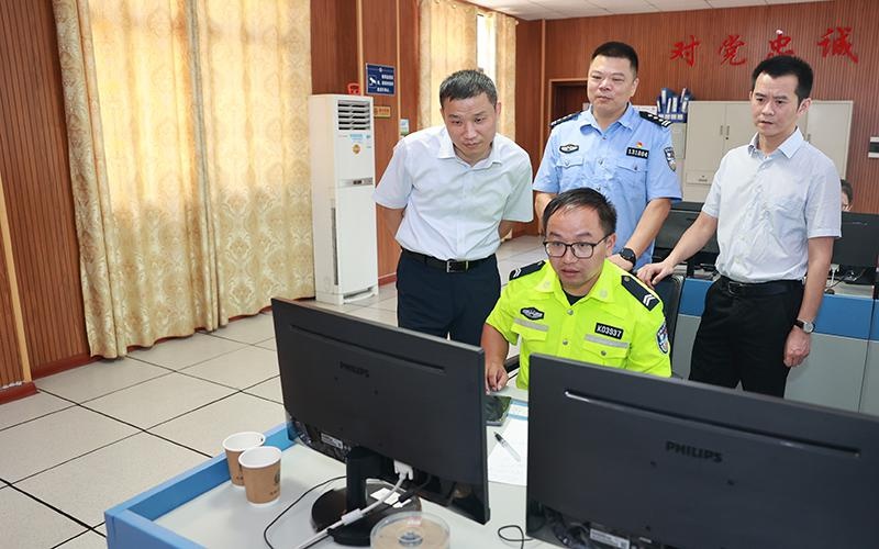 涟源市委副书记,代理市长邓伟谋采取"四不两直"的方式,深入安平镇头石