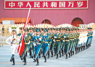 10月1日清晨，隆重的升国旗仪式在北京天安门广场举行。新华社记者 陈钟昊摄