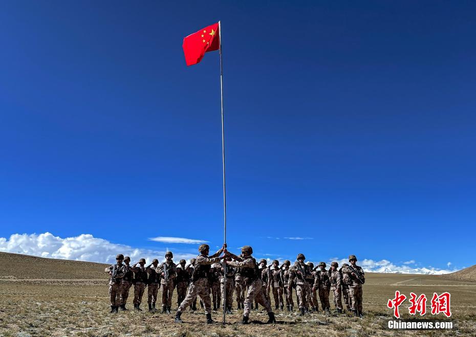 图为西藏军区某旅官兵向国旗敬礼. 吴峒莲 摄