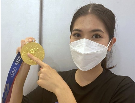 泰国选手展示掉皮的奥运金牌(Twitter)