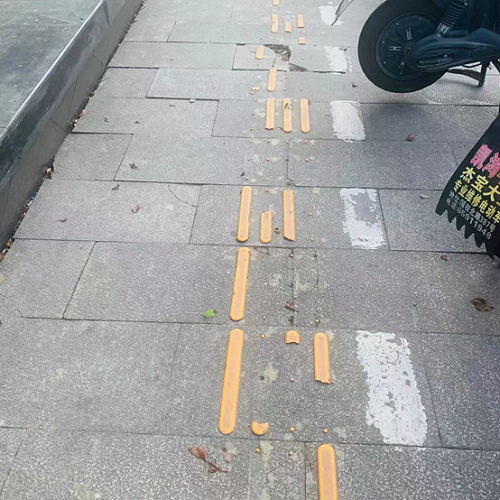 盲道支离破碎盲人如何通行