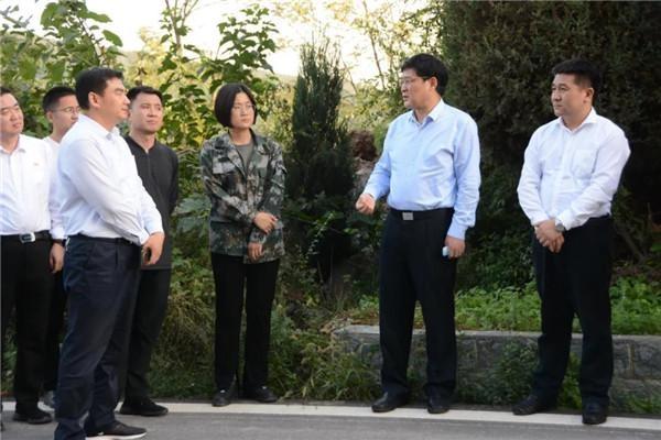 为第一时间贯彻会议精神,确保国庆假期社会安全稳定,县委书记陈泓到博