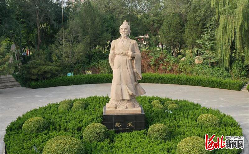 图为无人机拍摄的魏征雕像.王宏飞摄