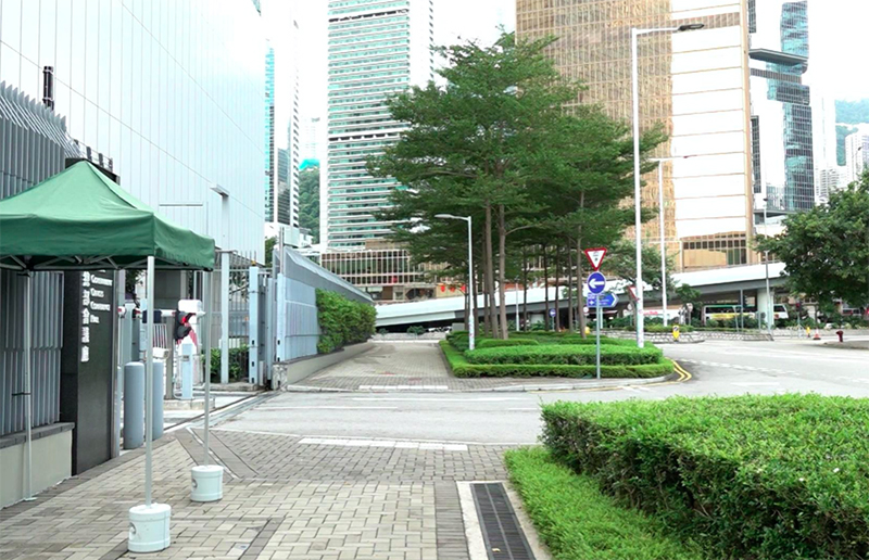 李家超：港府总部及立法会大楼外路障护栏已移除 香港国安法还社会稳定
