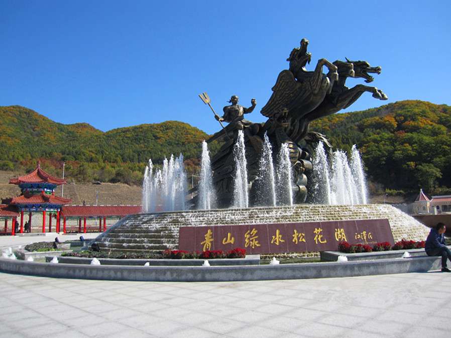 松花湖水域辽阔,湖叉繁多,状如蛟龙.松花湖位于吉林省吉林市境内的松