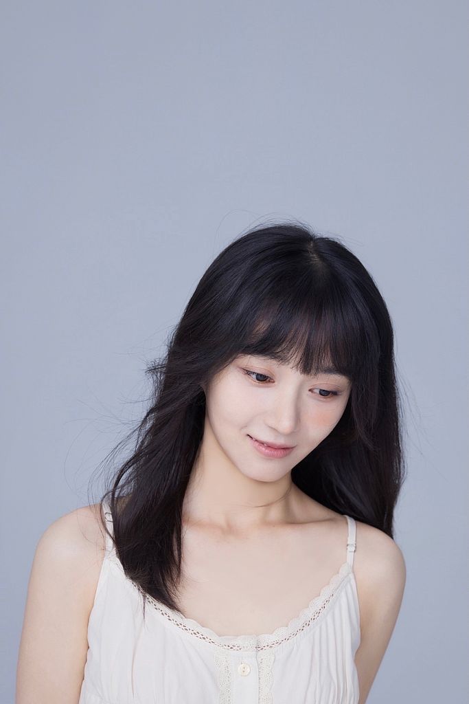 卜冠今初恋感写真清纯扑面留齐刘海穿白裙温柔雅致