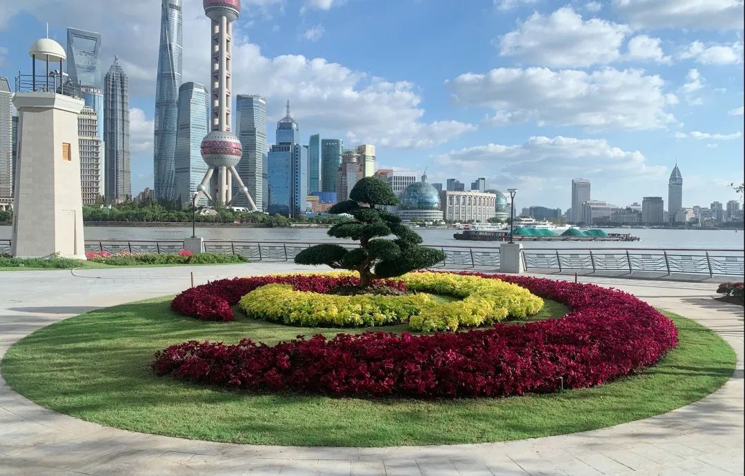 在这里,能在"林间"小憩娜塔莉林下的台地花园,立于高处能感受到一览众