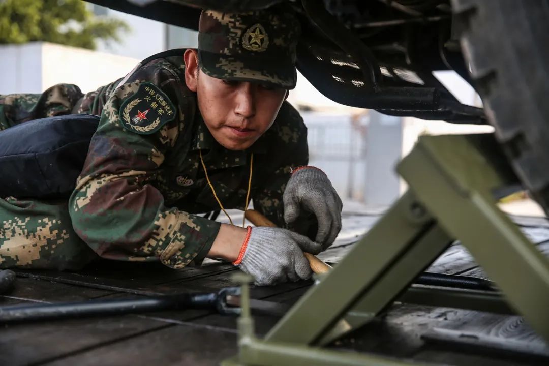 捆绑加固枪支分解结合,战术基础动作等战味浓厚的课目训练接连展开