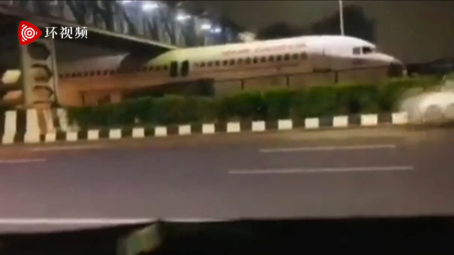 怎么回事？印度一飞机“卡”在机场附近天桥