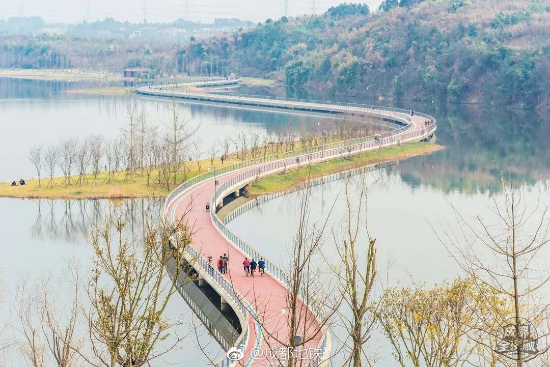 兴隆湖湿地公园(图据@成都地铁)在成都,你能体验推窗见雪山的诗情,也