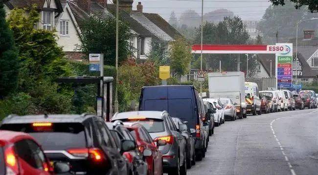 英国一加油站前的长队（图片来源：BBC）
