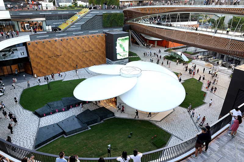 这是上海前滩太古里购物中心俯瞰（9月30日摄）。前滩太古里是总建筑面积约12万平方米的街区式购物中心，汇聚约250家中外优质零售商铺。新华社记者 陈飞 摄